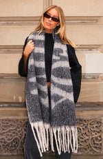 Warm Hug Scarf Black/White